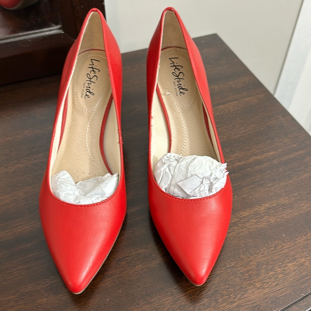 Woman high pump shoes from LifeStride